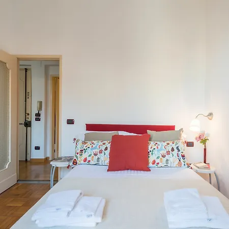 Red Ponte Vecchio Apartment Florence